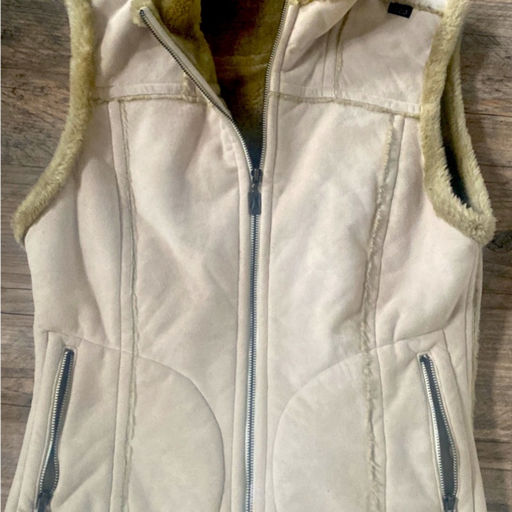 Beautiful made in USA women’s faux fur suede vest size L. Skea brand
